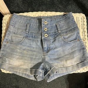 Tinseltown light wash Jean shorts, size 3 juniors